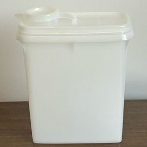 TUPPERWARE JUNIOR STORE N POUR CEREAL CONTAINER KEEPER #499 FLIP TOP SEAL #509